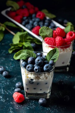 Krem, ahududu ve yaban mersini süslenmiş zekâ ile süzme peynir