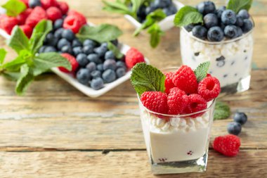 Krem, ahududu ve yaban mersini süslenmiş zekâ ile süzme peynir