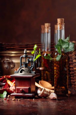 Baharatlar, baharatlar ve bot ile çeşitli vintage pişirme gereçleri