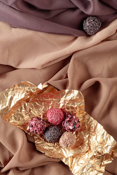 Vários chocolates em folha dourada . — Fotografia de Stock