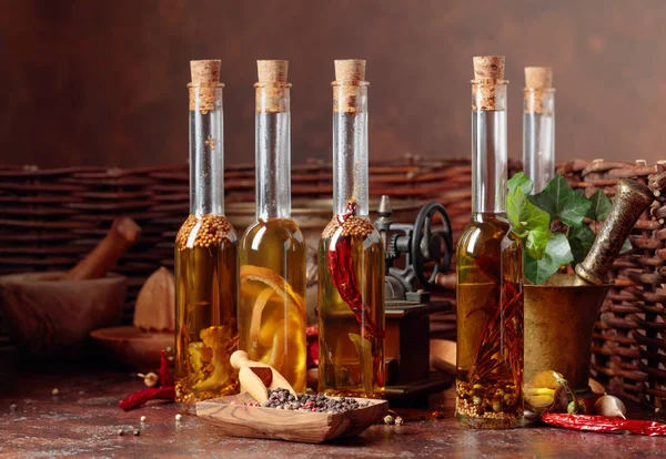 Láhve olivového oleje s různým kořením a vinnou kuchyní — Stock fotografie