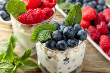 Krem, ahududu ve yaban mersini süslenmiş zekâ ile süzme peynir