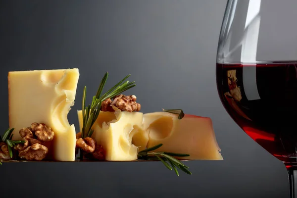 호두, 로즈마리, 레드 와인을 곁들인 마스담 치즈. — 스톡 사진