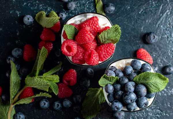 Cottage cheese with cream, raspberry and blueberry garnished wit — Stock Photo, Image