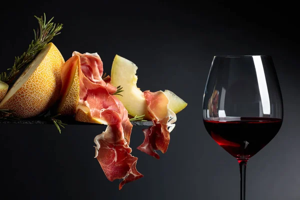 Красное вино с прошутто и дыней . — стоковое фото