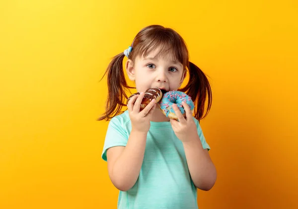 Girl with donuts. — Stock Photo, Image