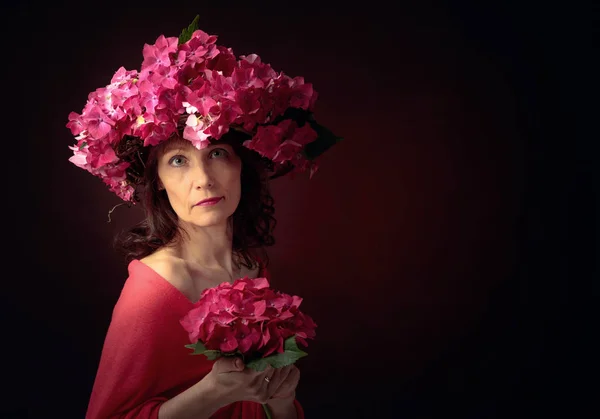 Mulher atraente em grinalda com flores de hortênsia de coral . — Fotografia de Stock