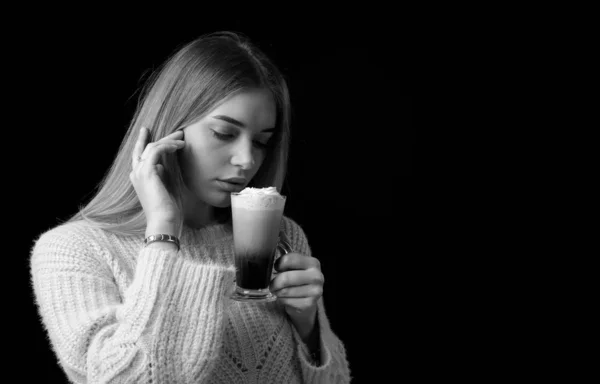 Hermosa chica en un suéter sosteniendo una taza de café cóctel ingenio —  Fotos de Stock