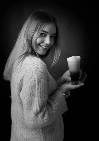 Hermosa chica en un suéter sosteniendo una taza de café cóctel ingenio — Foto de Stock