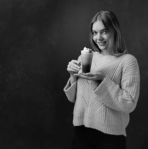 Piękna Blondynka w swetrze, trzymając kubek kawy ze śmietanką — Zdjęcie stockowe