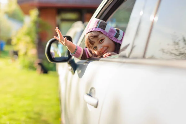 Mooi klein meisje in de auto. — Stockfoto