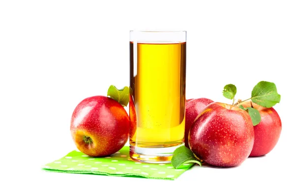 白いバックグローに分離されたリンゴジュースと赤リンゴのグラス — ストック写真