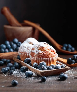 Muffins ve yaban mersini toz şeker ile serpilir.