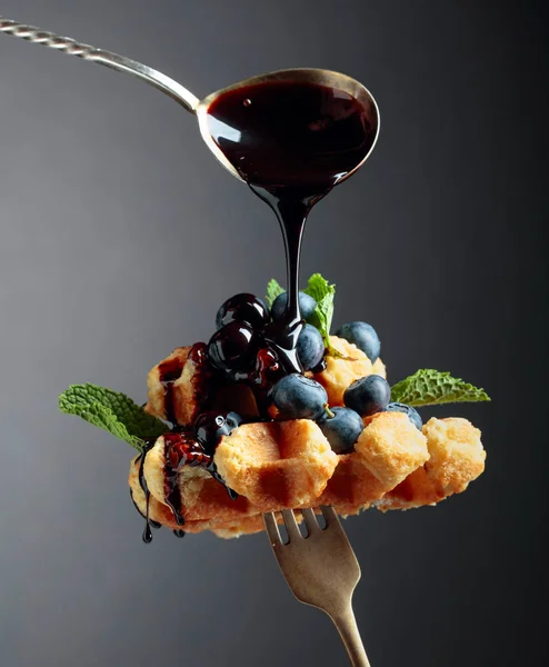 Çikolata şurubu, yaban mersini ve mi ile ev yapımı Belçika waffle — Stok fotoğraf