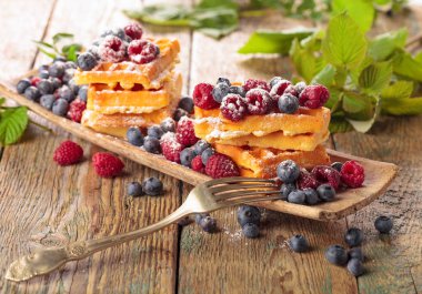 Ahududu ve yaban mersini ile gözleme.