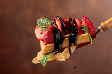 Çilek, nane ve çikolata sosu ile Belçikalı Waffle.