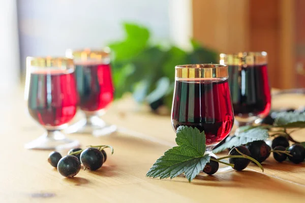 Black currant liqueur and fresh berries. — Stock Photo, Image