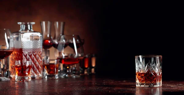 Uppsättning starka alkoholhaltiga drycker i glas på en brun bakgrun — Stockfoto