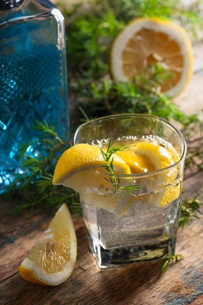 Cocktail mit blauem Gin Tonic und Zitrone auf einem alten Holztisch . — Stockfoto