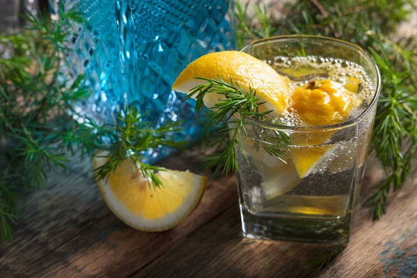 Cocktail con gin blu, tonico e limone su un vecchio tavolo di legno  . — Foto Stock