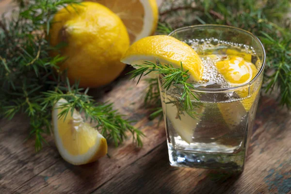 Gin, tonico e limone su un vecchio tavolo di legno . — Foto Stock