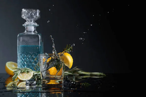 Cocktail Gin Tonic mit Zitronenscheiben und Rosmarinzweigen. — Stockfoto