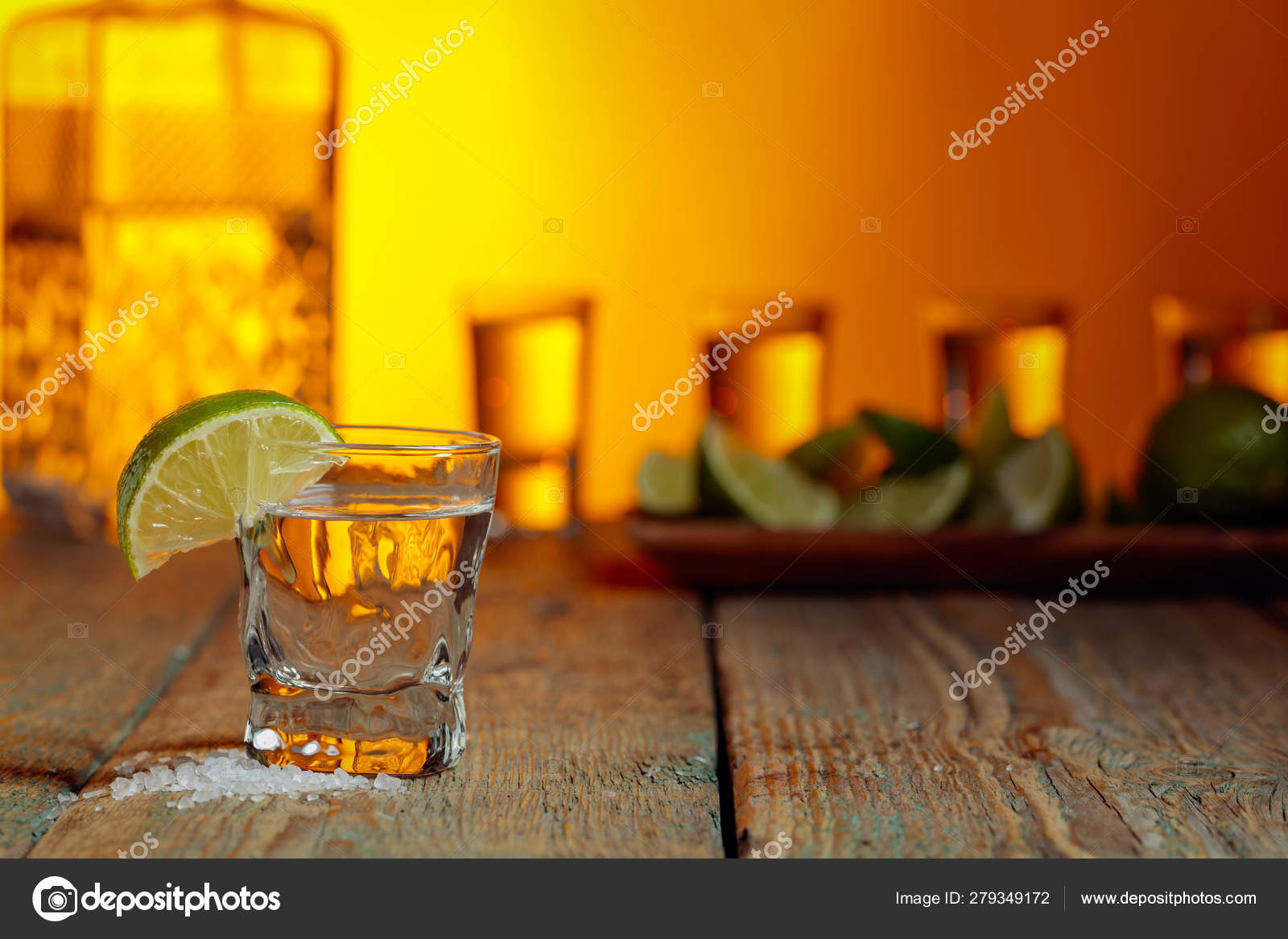 Tequila con sal y lima sobre un fondo de madera viejo . — Foto de stock ...