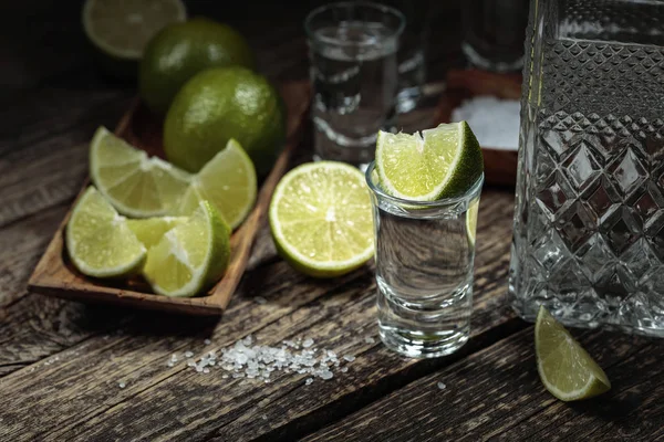 Tequila cu sare și var pe un fundal vechi din lemn . — Fotografie, imagine de stoc