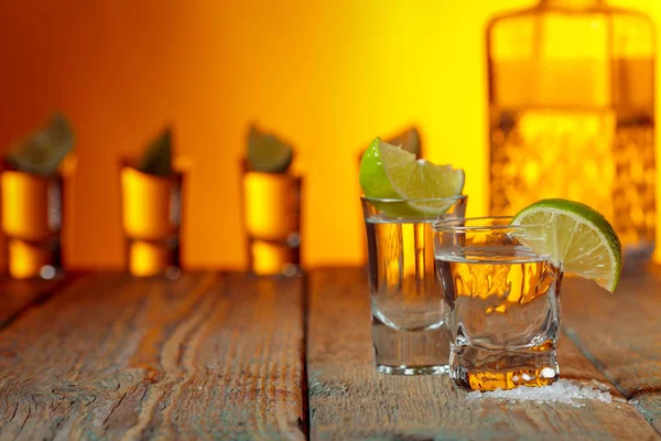 Tequila se solí a vápnem na starém dřevěném pozadí. — Stock fotografie