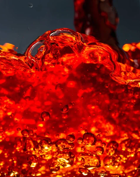 Bebida alcoólica em fundo escuro, respingos abstratos . — Fotografia de Stock