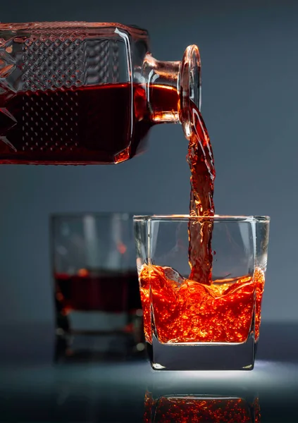 Alkoholický nápoj, který se nalévá z kofantru do skleničky. — Stock fotografie