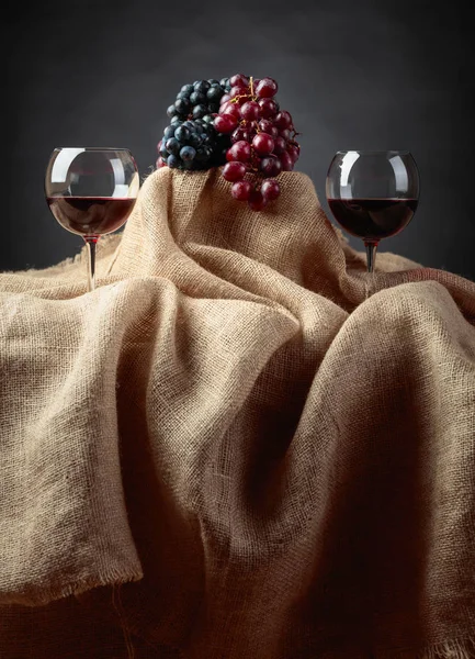 Червоне вино і виноград . — стокове фото
