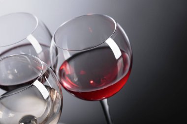 Pembe, kırmızı ve beyaz şarap bardakları .