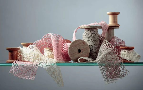 Guarnições de renda de algodão vintage em carretéis de madeira . — Fotografia de Stock