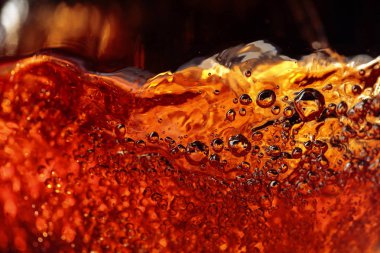 Karanlık bir arka plan üzerinde alkollü içki, soyut sıçrama.