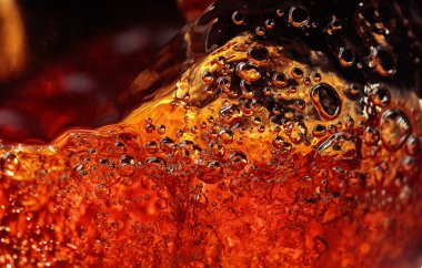 Karanlık bir arka plan üzerinde alkollü içki, soyut sıçrama.