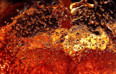 Karanlık bir arka plan üzerinde alkollü içki, soyut sıçrama.