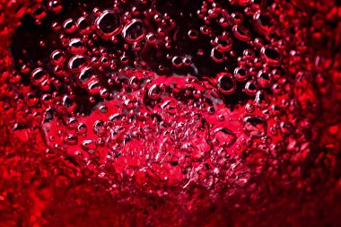 Siyah arka planda kırmızı şarap, soyut sıçrama..