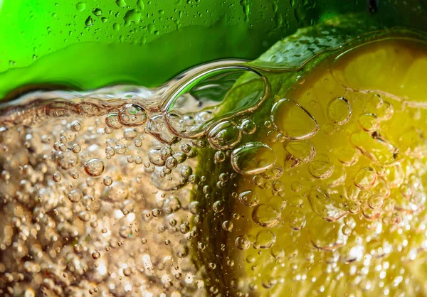 Kohlensäurehaltiges Getränk oder Cocktail mit Limette, abstraktes Spritzen. — Stockfoto