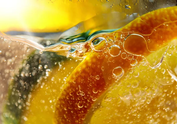 Carbonated drink or cocktail with lemon, abstract splashing. — Stock Photo, Image