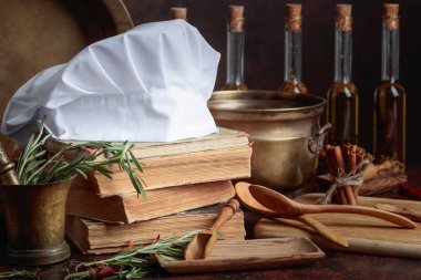 Beyaz şef şapkası ve eski yemek kitapları.