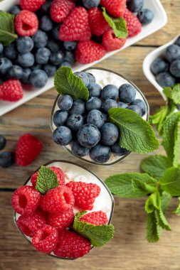 Krem, ahududu ve yaban mersini süslenmiş zekâ ile süzme peynir