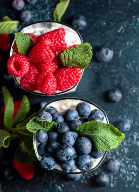 Krem, ahududu ve yaban mersini süslenmiş zekâ ile süzme peynir