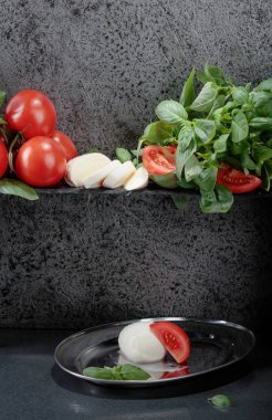 Mozzarella peyniri, domates ve fesleğen ile .