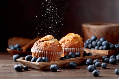 Muffins ve yaban mersini toz şeker ile serpilir.