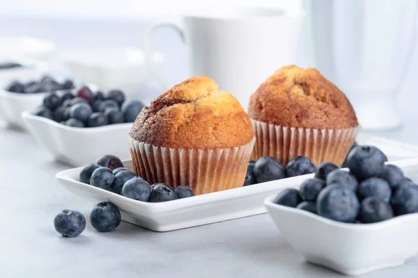 Muffins und Blaubeere auf weißem Tisch. — Stockfoto