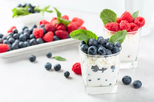 Cottage cheese with cream, raspberry and blueberry garnished wit — Stock Photo, Image