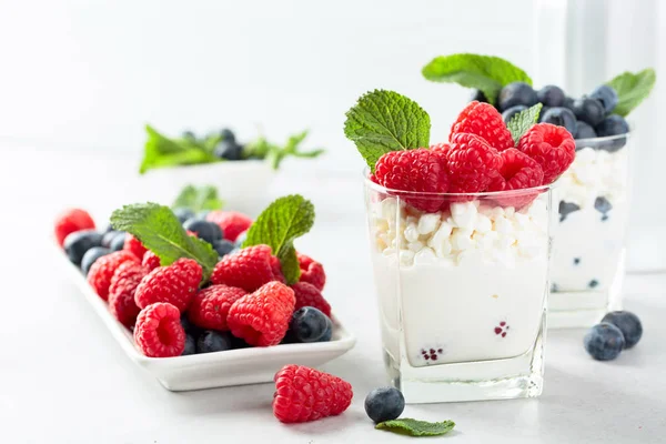 Cottage cheese with cream, raspberry and blueberry garnished wit — Stock Photo, Image