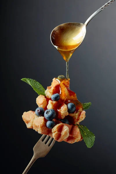 Homemade Belgian waffles with honey, blueberry and mint on a dar — Stock Photo, Image