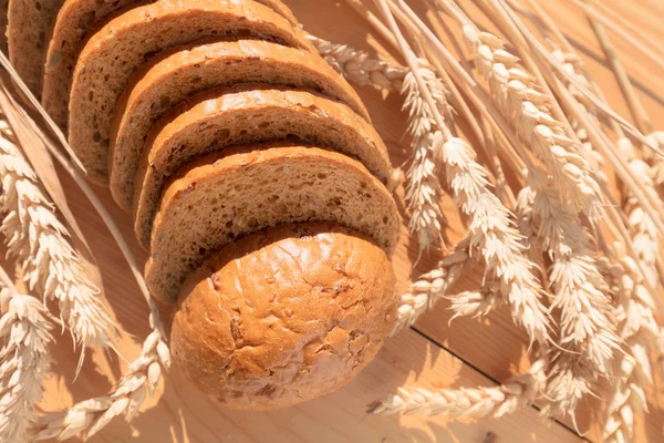 Pan con grano sobre fondo de madera . —  Fotos de Stock